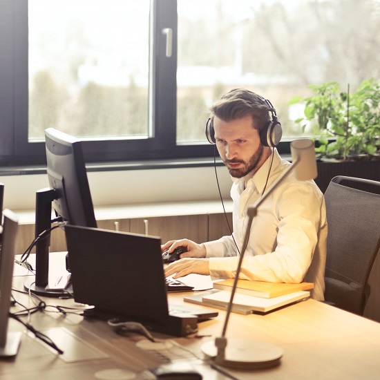 desk-laptop-in-basket-assessment-mise-en-situation