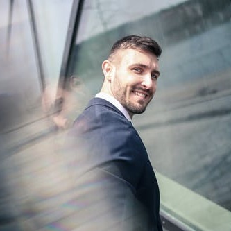 happy-business-man-evaluation-recrutement